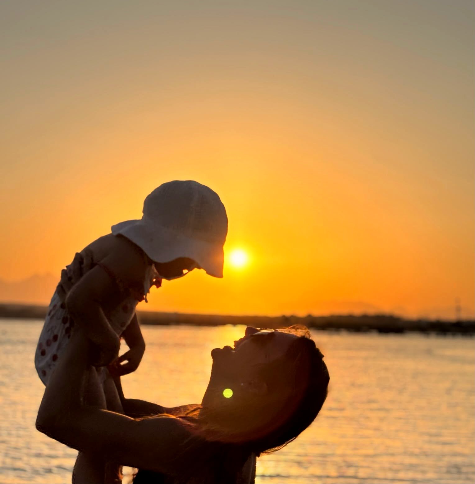Mutter und Kind im Sonnenuntergang